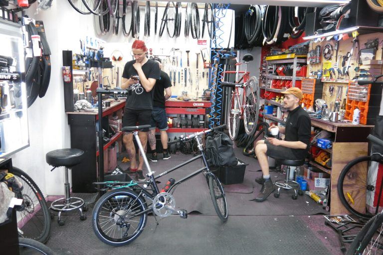 Oft die erste Anlaufstelle im Ausland: Lokale ­Bike­shops.
