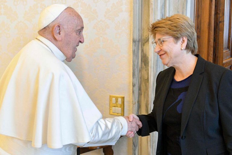 Papst Franziskus begrüßt Viola Amherd.vatican media