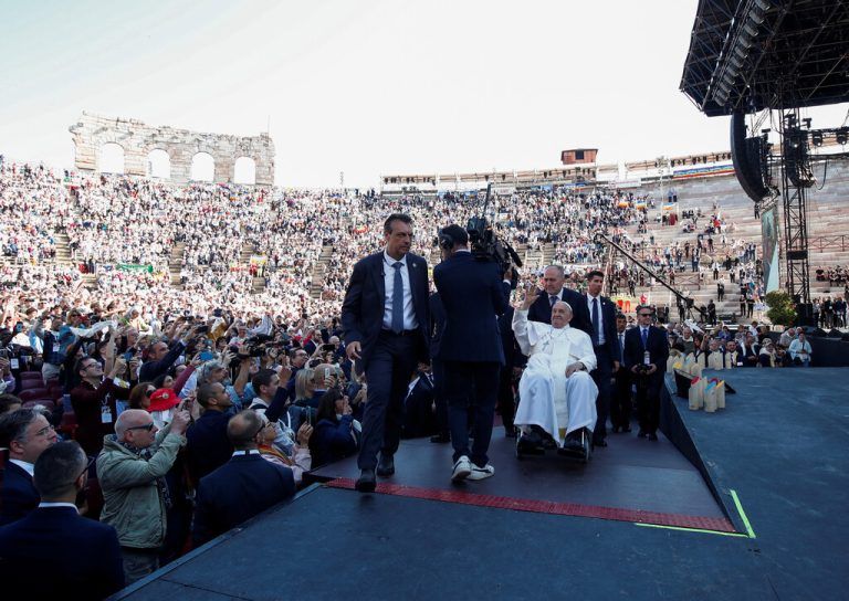 Papst Franziskus beim Besuch in der Arena von Verona.REUTERS/Alessandro Garofalo