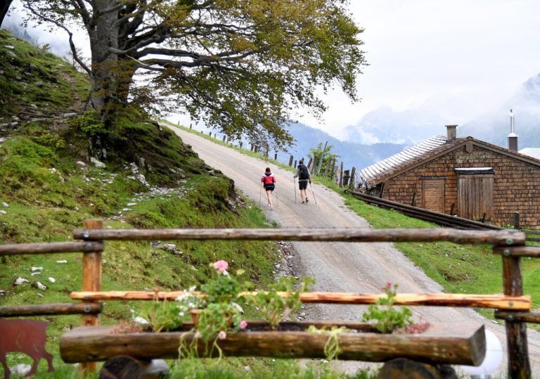Permafrost, Wasserknappheit und Extremwetter werden auch vor Berghütten keinen Halt machen.apa/gindl