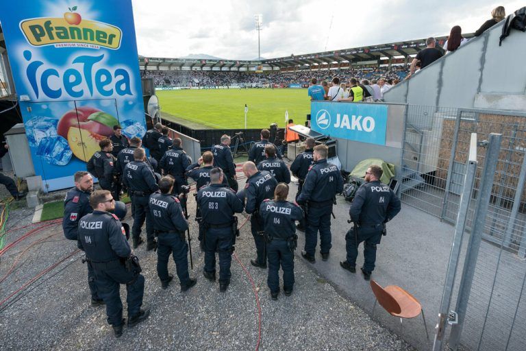 Polizisten am Wochenende beim Fußball-Derby Altach gegen Lusten­au.stiplovsek