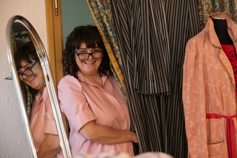 Powerfrau mit viel Leidenschaft für ihren Beruf: Die Schneiderin und Designerin Alexandra Kegele.hartinger (4)