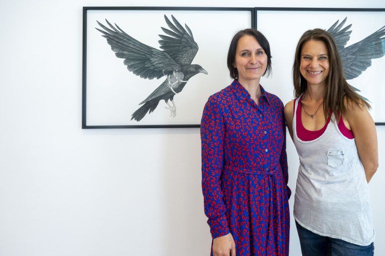 Sabine Stauss-Wouk (l.) und Birgit Pleschberger vor Zeichnungen von Pleschberger. Unten „Hachas“ von Stauss-Wouk. Daniel Furxer (2)