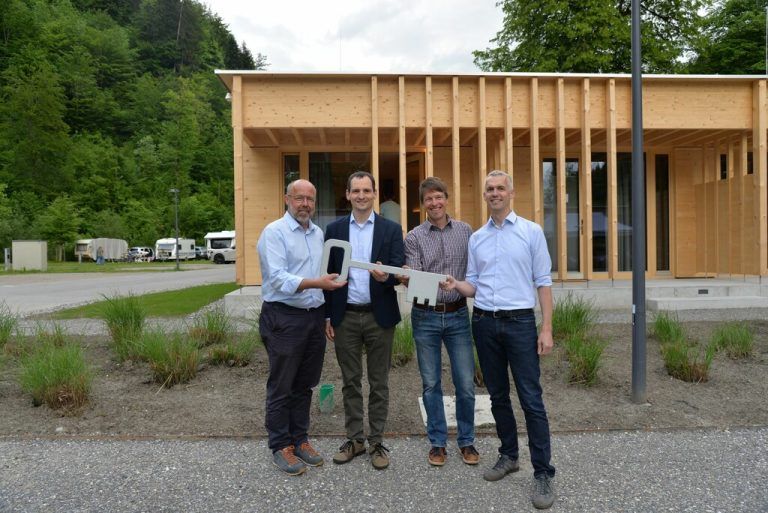 Schlüsselübergabe beim Campingplatz in der Enz.Stadt Dornbirn