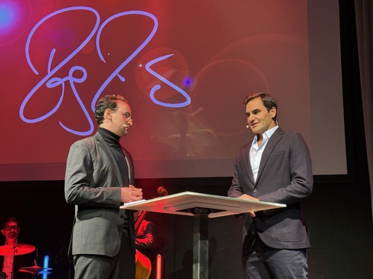 Simon Probst im Gespräch mit Roger Federer.