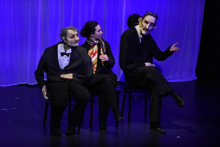 Soffi Povo und Markus Peter Gössler mit den Puppen von Edison und Tesla.Kurt Böckle/Homunculus (2)