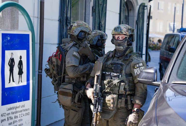 Spezialeinsatzkräfte der Polizei vor Ort. apa