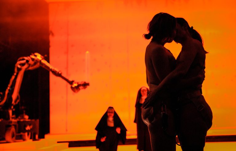 Szene aus Florentina Holzingers „Sancta“, die bei der Uraufführung umjubelt wurde. Mecklenburgisches Staatstheater/Nicole Marianna Wytyczak