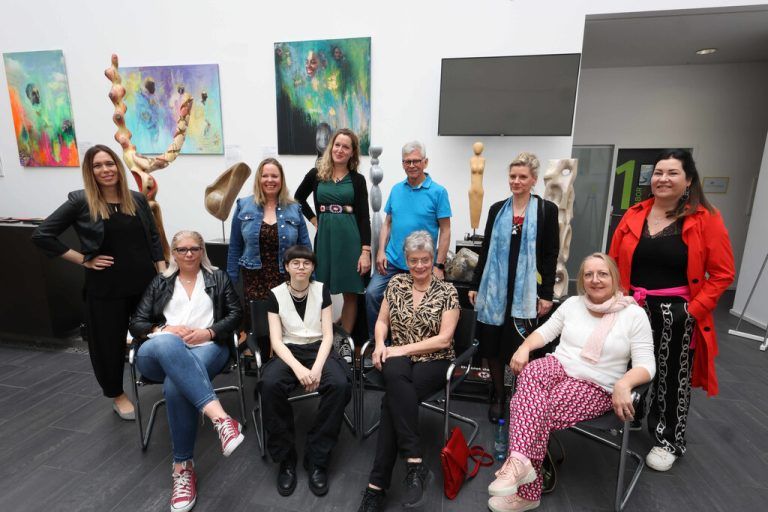 V.l.: Julija Saler, Jeanette Loacker, Rosa Andrea Martiin, „Young.Art Award-Gewinnerin Emma Greußing (13), Amelie Monira Egenolf, Stefan Kresser, Rosemie Becker (Bonn), Yvonne Göttmann (Wilhelmsdorf), Tina Tews (Konstanz) und Claudia Zangerle (Dafins).privat (4)