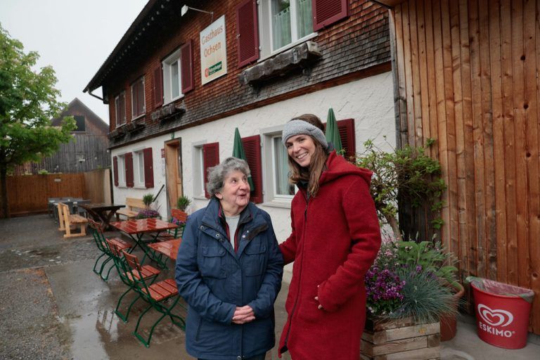 V.l.: Maria Widmer, Eva Schwarzhans und Alfons Gmeiner nach ihrem gestrigen Einkauf im Dorfladen „Oxa Lädele“.Hartinger