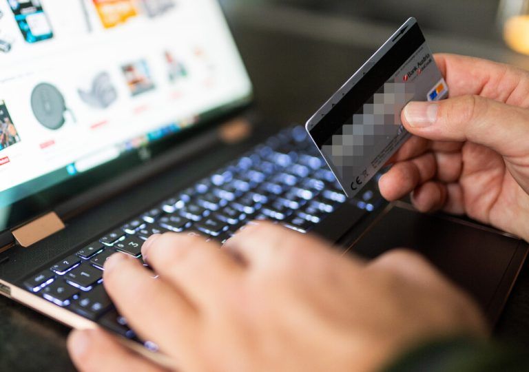 Vorsicht mit den eigenen Bankdaten im Internet. apa/Hochmuth