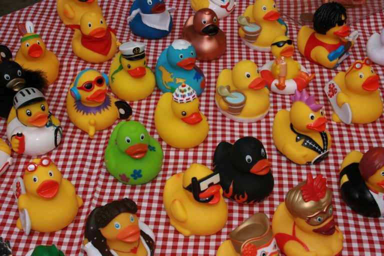 Wer das „Netz für Kinder“ zusätzlich unterstützen will, kann vor Ort eine Ente kaufen.