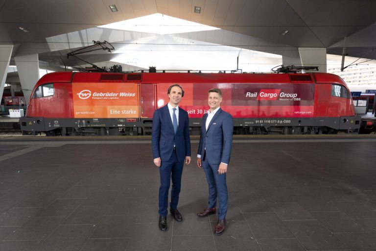 Wolfram Senger-Weiss (l.) und Christoph Grasl am Wiener Hauptbahnhof mit der Jubiläumslok „Europa“. Gebrüder Weiss/Jäger