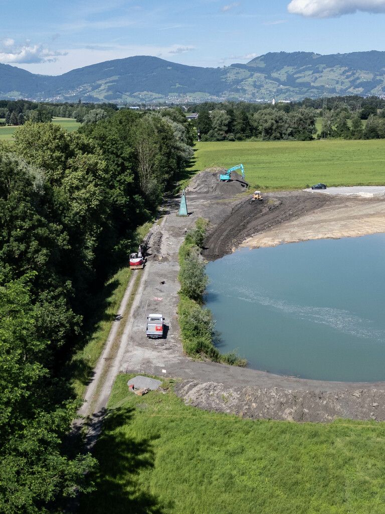 Bei der Kiesgrube am Alten Rhein sind gestern weitere Bagger aufgefahren. NEUE
