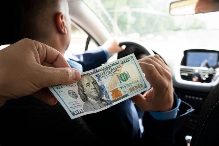 Bei Taxifahrten ist es üblich, aufzurunden.Shutterstock/Symbolbild