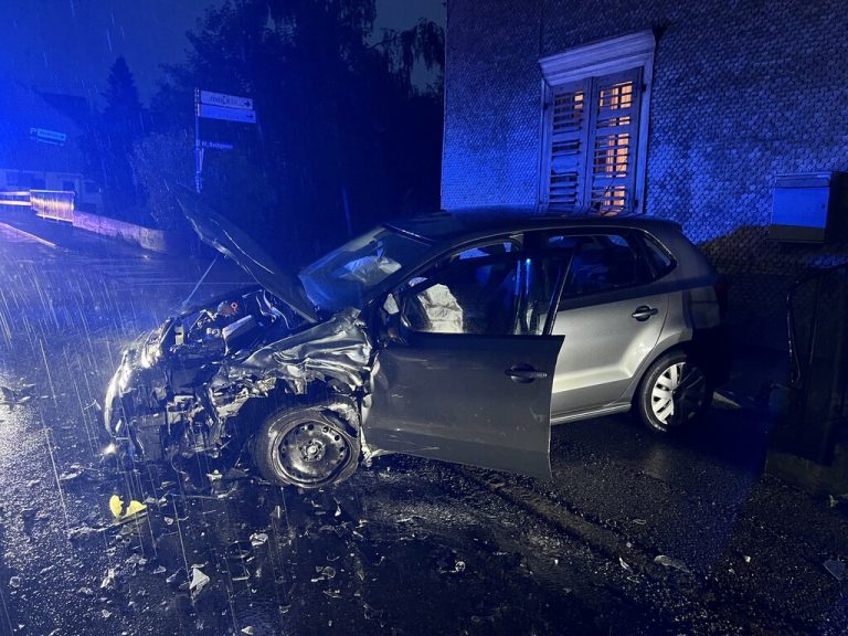 Beide Autos wurden bei dem Unfall stark beschädigt. Vol.at/Vlach