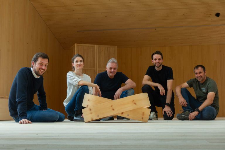 Bild links: Das Siegerteam mit der Schlafwiege: Georg Milde, Johanna Oberneder (beide Designreserve), Johannes Mohr (Polsterei Mohr), Michael Geser (Tischlerei Geser) und Jodok Felder (Ideengeber).klaus hartinger