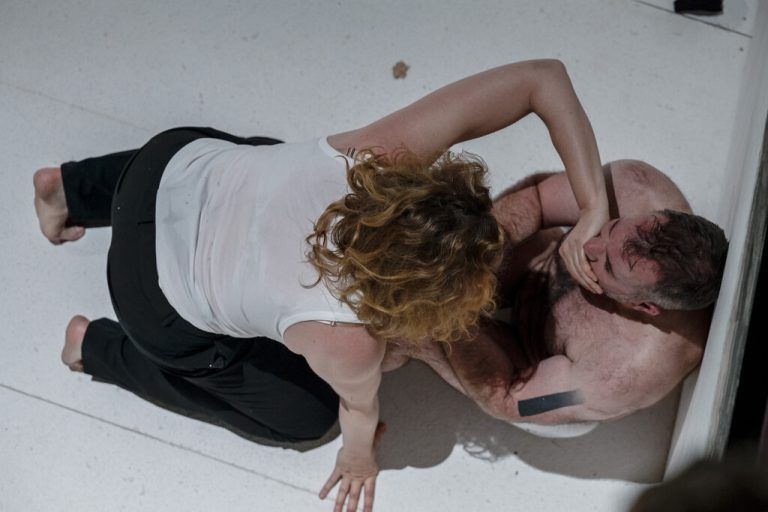 Claude Eichenberger und Robin Adams in „Liebesgesang“. Tanja Dorendorf