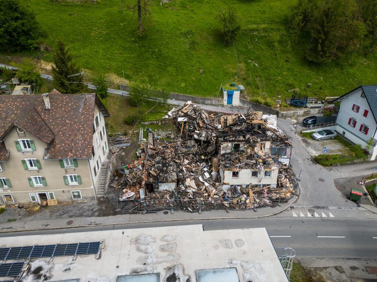 Das Feuer legte das ehemalige Gasthaus, das als Flüchtlingsunterkunft genutzt wurde, in Schutt und Asche.hartinger