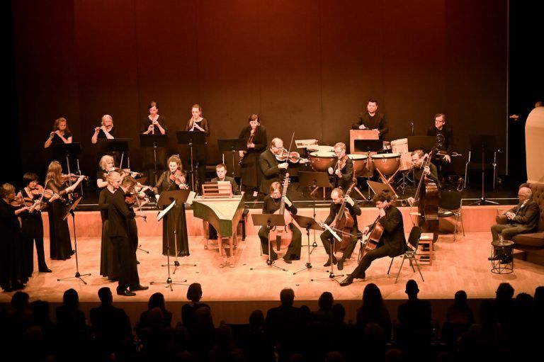 Das gesamte Ensemble mit Reinhard Haller (auf dem Sofa rechts).Lilli Löbl