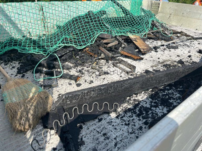 Das Sofa geriet auf der Ladefläche in Brand.Kantonpolizei St. Gallen