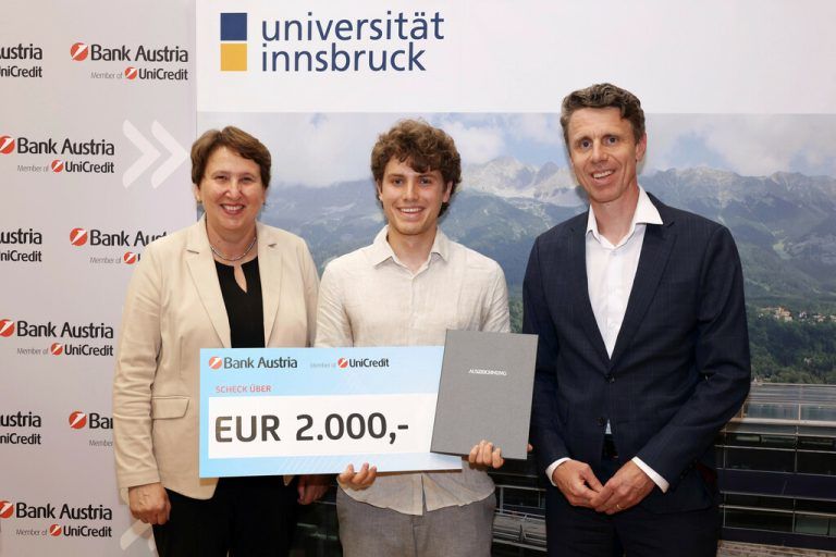 Dekanin Annette Ostendorf und Daniel Hechl von der Bank Austria überreichten Jakob Walser die Auszeichnung zum Wirtschaftsstudent des Jahres.uni innsbruck