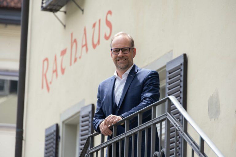 Der ehemalige FPÖ-Landespolitiker Egger fühlt sich sichtlich wohl in seiner Rolle als Bürgermeister. hartinger (2)