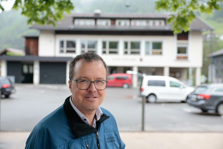 Der Mellauer Bürgermeister Tobias Bischofberger vor dem Gemeindeamt, das voraussichtlich im Herbst nächsten Jahres abgerissen wird. hartinger
