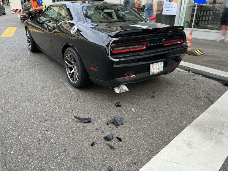 Der Motorradfahrer wurde über das Auto geschleudert.Kpst