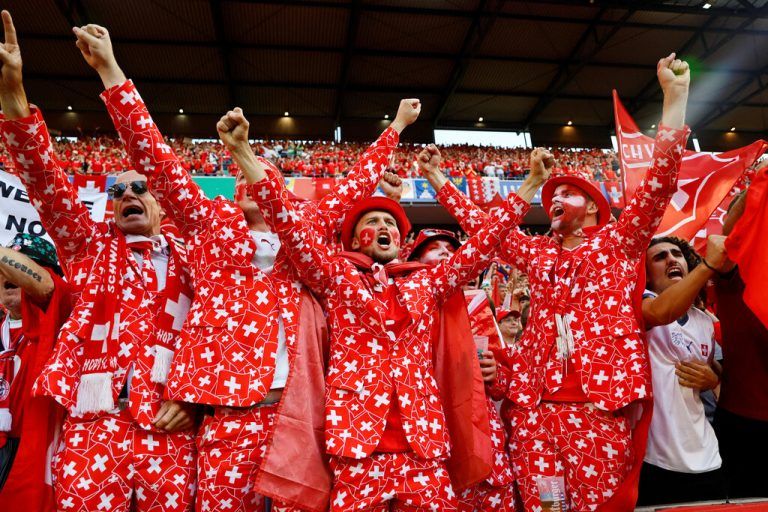 Die Fans der Schweizer sorgten bei dieser EM bisher mal wieder für einen Farbtupfer. AFP (4), Reuters (4), AP. GEPA