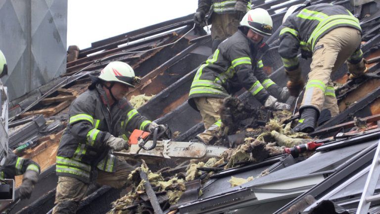 Die Feuerwehr arbeitet am Dach. shourot