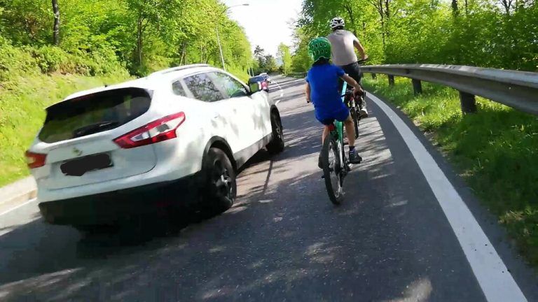 Immer wieder kommt es aufgrund fehlender Radwege zu gefährlichen Situationen bei der Fahrradtour. ⇒Google maps, neue