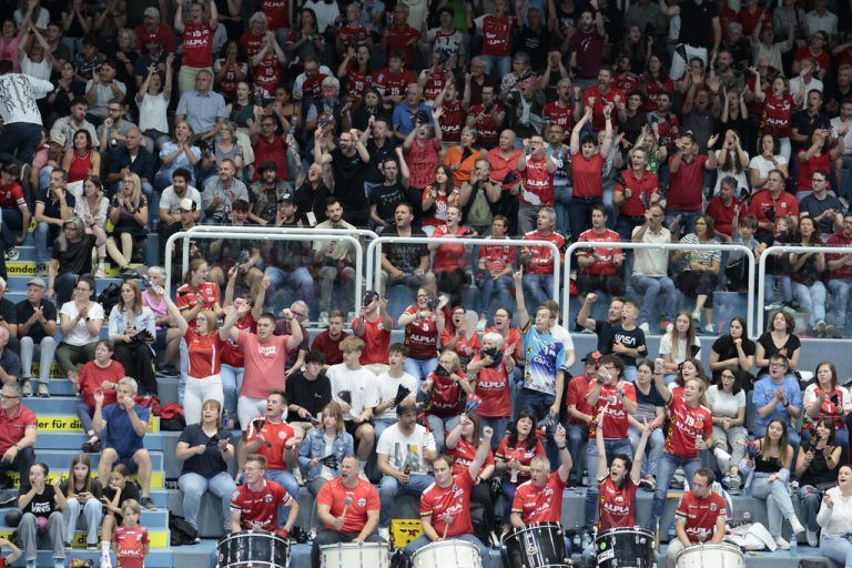 Die Trommler heizten den Fans so richtig ein.Hartinger