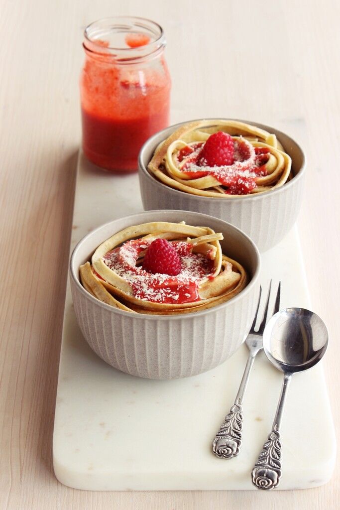 Ein besonderes Muttertagsfrühstück mit Erdbeersauce.