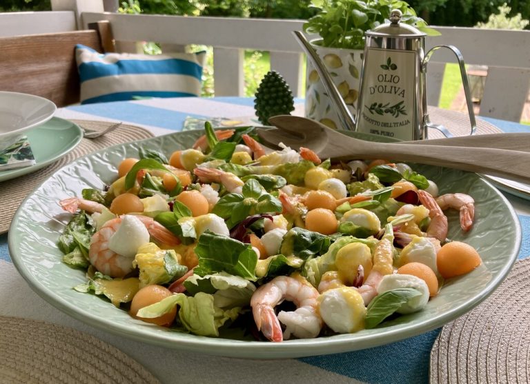 Ein farbenfroher Gaumenschmaus ist dieser leckere und erfrischende Sommersalat mit Melonen und Garnelen.Ulrike Hagen