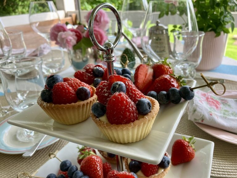 Ein süßer Traum aus knusprigem Mürbteig, zarter Vanillecreme und frischen Beeren – diese Tartelettes sind ein echter Genuss.Ulrike Hagen