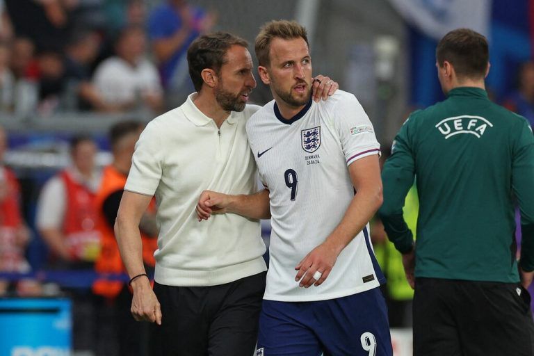 Gareth Southgate erklärt Kapitän Harry Kane die Auswechslung. AFP