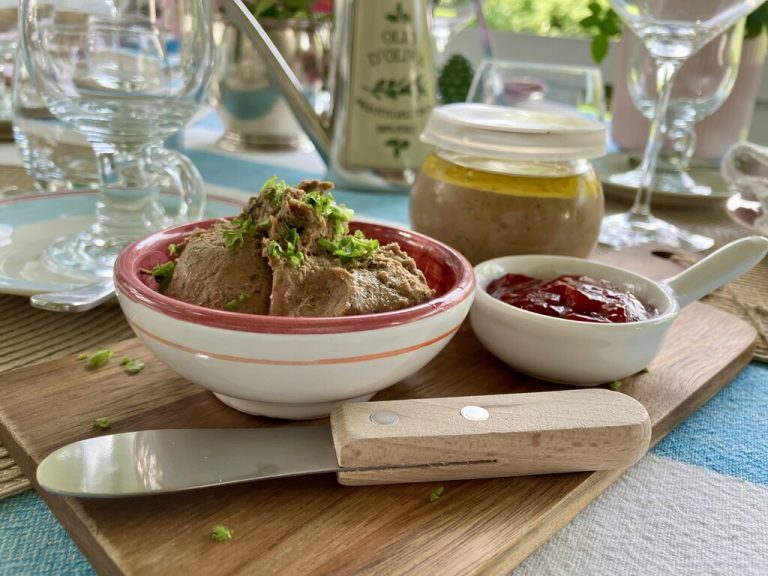 Geflügelleberpaté, verfeinert mit Rosmarin, Thymian und einem Hauch von Madeira – eine kulinarische Delikatesse.Ulrike Hagen