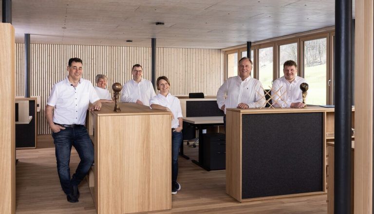 Günter (zweiter von rechts) und Oliver Morscher (rechts) mit dem Team von Morscher Bauprojekte am neuen Arbeitsplatz in Mellau. Michael Felder-Fontain