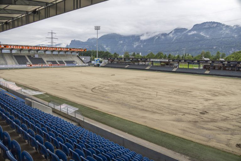 Im Stadion selbst wird derzeit alles für die Verlegung eines neuen Rasens vorbereitet.