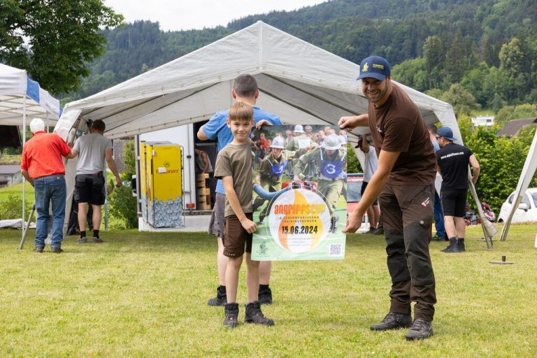 In Satteins geht heute der Angriffscup über die Bühne. Am Freitag waren die Vorbereitungen voll im Gage.Hartinger (3)
