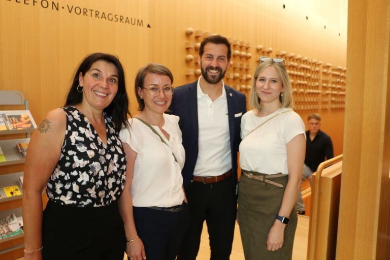 Ingrid Jenny, Eva Pohn, Bürgermeister Simon Tschann und Perrine Getzner.