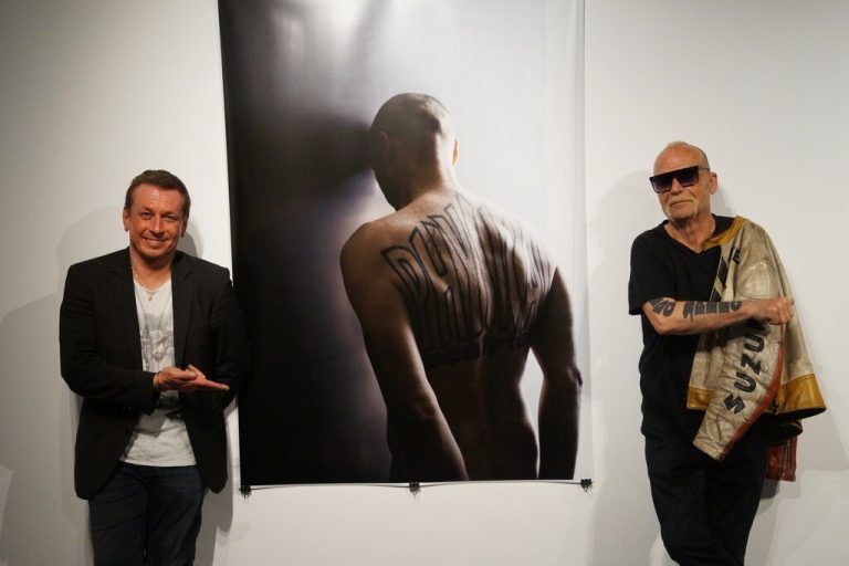 Joachim Mangard (NEUE) und Künstler und Aktionist Wolfgang Flatz (v.l.).Yasmin Ritter (7)