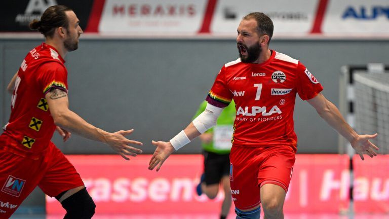 Keiner jubelte so ausgelassen wie Luca Raschle (r.) – hier mit Frédéric Wüstner. GEPA/Lerch