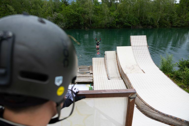 Konstantin wird beim Sprung von seinen Teamkollegen angefeuert (l.), rechts daneben Vincent im Wasser nach seiner ersten Landung. Der Blick des Springers auf die Schanze (r.).