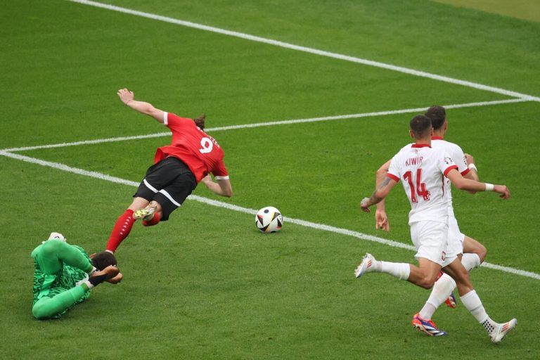 Marcel Sabitzer wird im Strafraum gefoult, Ralf Rangnick kann jubeln. Österreich vor, noch ein Tor!