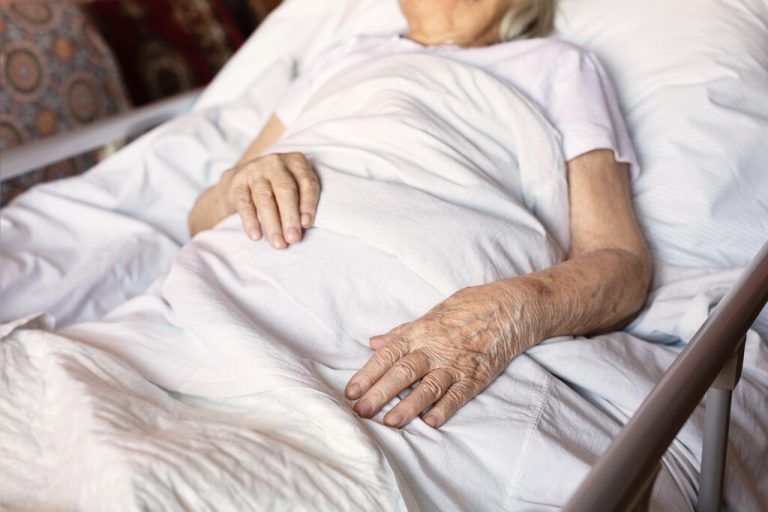 Patienten sollen öfters mit unter anderem Bettgittern oder auch Medikamenten ruhig gestellt worden sein. Symbolbild/Shutterstock