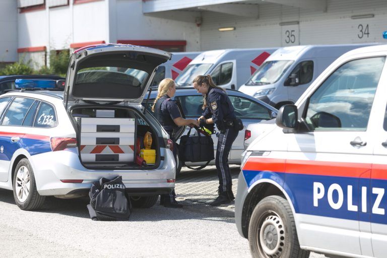 Polizistinnen vor der Firma in Sulz.mathis