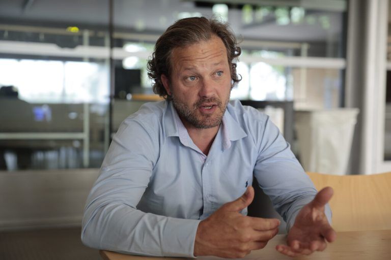Rechts: Christof Schwendinger im Gespräch mit der NEUE sowie oben im Kreis des neuen DEC-Vorstands: Vizeobmann Alexander Götze, Beirat Marcel Battisti, Kassier Michael Madlener und Schriftführer Herbert Wohlgenannt. Klaus Hartinger, Privat