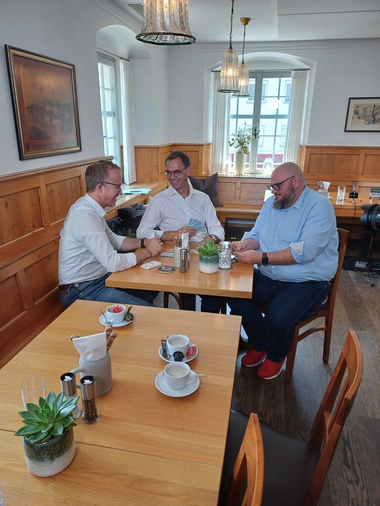 Stehen für die Dorfwirtschaft ein: Landesrat Gantner, Landeshauptmann Wallner und Fachgruppenobmann Mike P. Pansi „klopfen“ einen Jass.rob